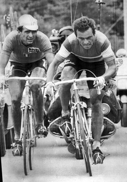 Hinault vince anche il Mondiale, anno d’oro quel 1980: eccolo in azione a Sallanches (Alta Savoia), al suo fianco G.B. Baronchelli (Ap)